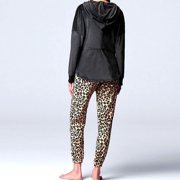 Petite Simple Vera Wang Velour Hooded Pajama Top and Banded Bottom Pajama Pants - Picture 2 of 6